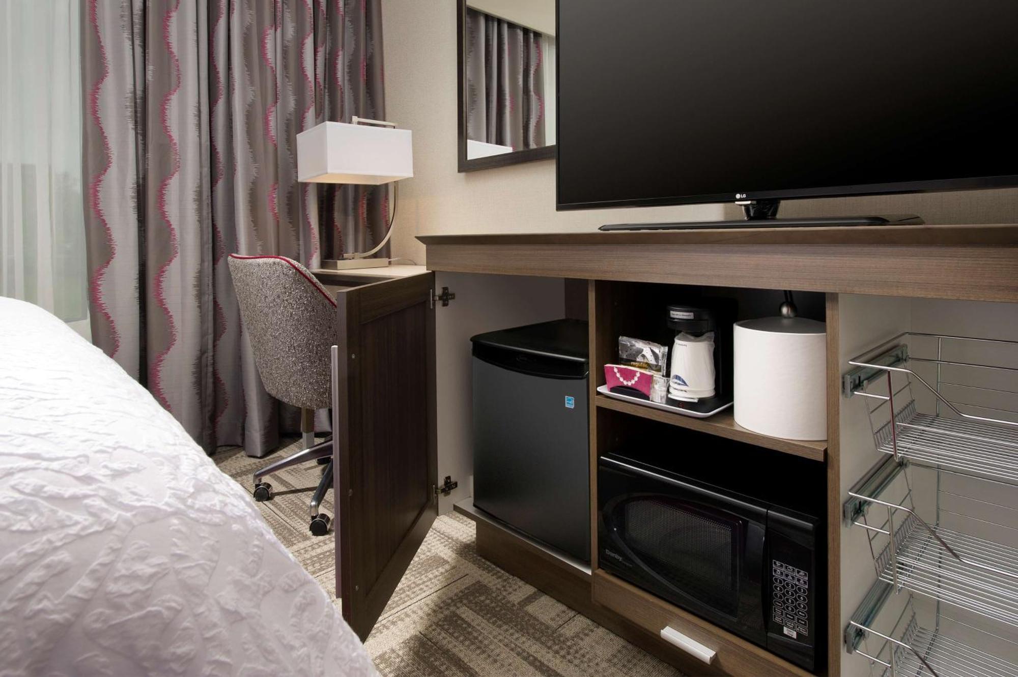 Hampton Inn Louisville East Hurstbourne Екстериор снимка